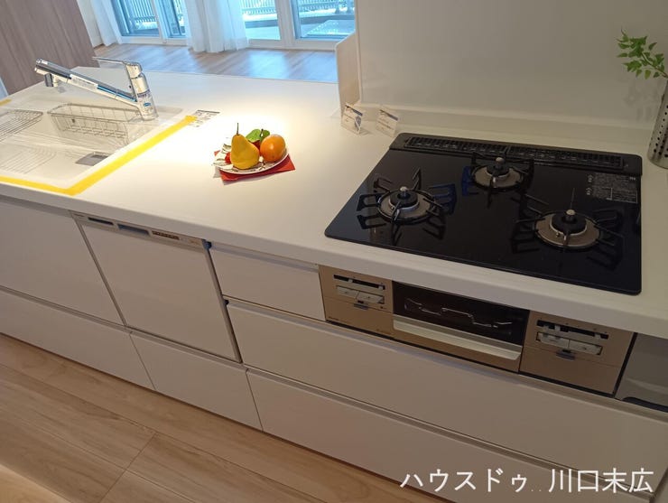 複数のお料理を同時に進行できる三口ガスコンロを備えた機能的な調理スペース。手入れのしやすいトッププレートが、キッチンを清潔に保ちます