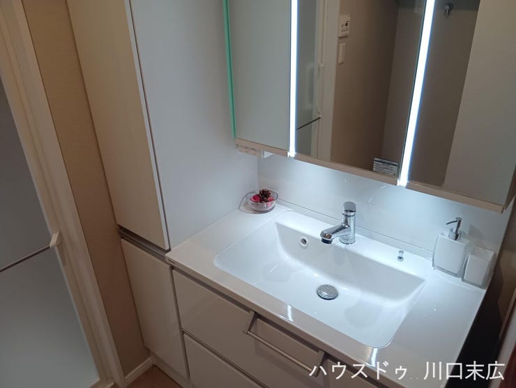 直線的なデザインが美しい洗面化粧台。機能的な三面鏡と継ぎ目の少ないボウルを採用し、毎朝の身支度を快適にする清潔感のあるサニタリー空間です