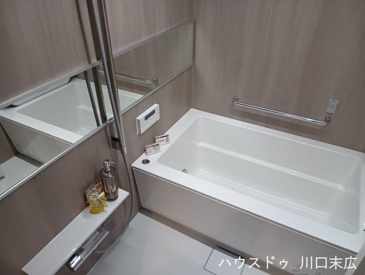 ゆったりと足を伸ばしてくつろげるユニットバス。一日の疲れを癒すリラクゼーション空間として、機能美と清掃性に配慮した落ち着きのある設えです。