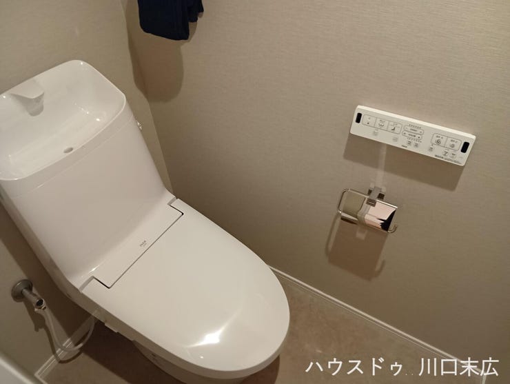 すっきりとしたフォルムの設備を採用した清潔感溢れるレストルーム。壁面にリモコンを備え、快適な操作性とメンテナンスのしやすさを両立しています。