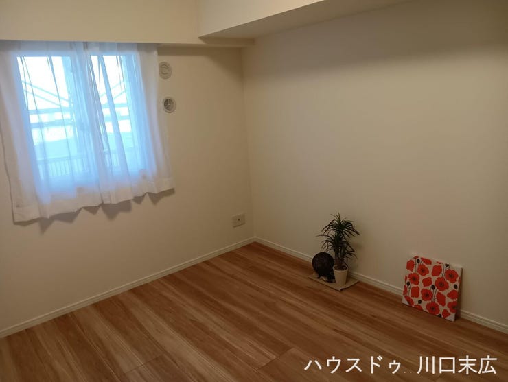 温かみのある木目調の床材が安らぎを演出するプライベート空間。多様なインテリアスタイルに調和し、趣味や休息の時間を豊かに彩るシンプルな造りです。