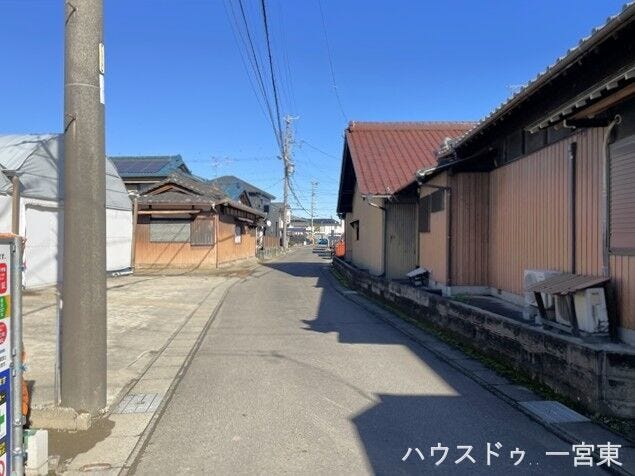 東側幅員約4mの前面道路です。車がすれ違うには厳しい道幅ですが、車はスピードを抑えて走行するので、お子様にも安全な道幅となっています。