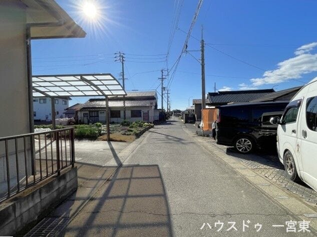 東側幅員約4mの前面道路です。普通車が1台通れる幅となります。大型車の通行が少ないので、振動や騒音が抑えられます。