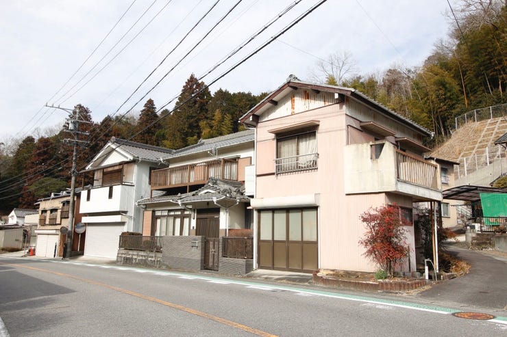 【外観】
現況でのお引渡しです。
自然が豊かな環境で、ゆったりとお過ごしいただけそうですね。