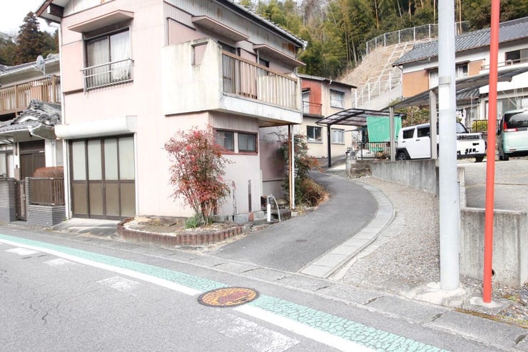 角地で日当たり良好です。
暖かな日差しが差し込み、気持ち良くお過ごしいただけそうですね。