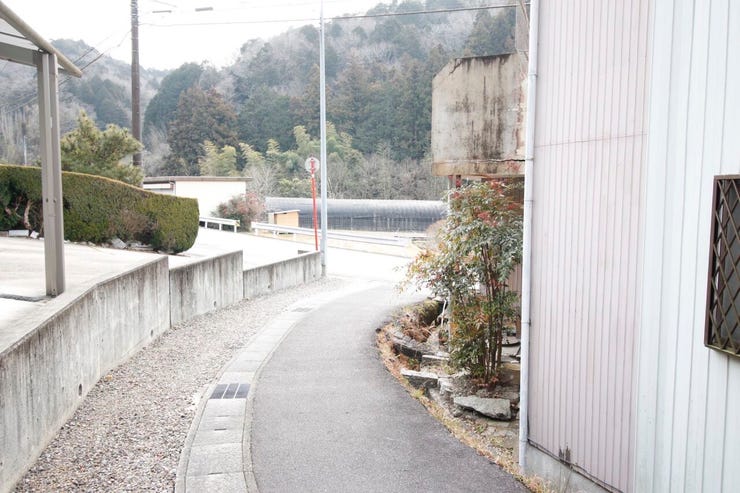 *北側*
幅員約2mの法定外道路です。