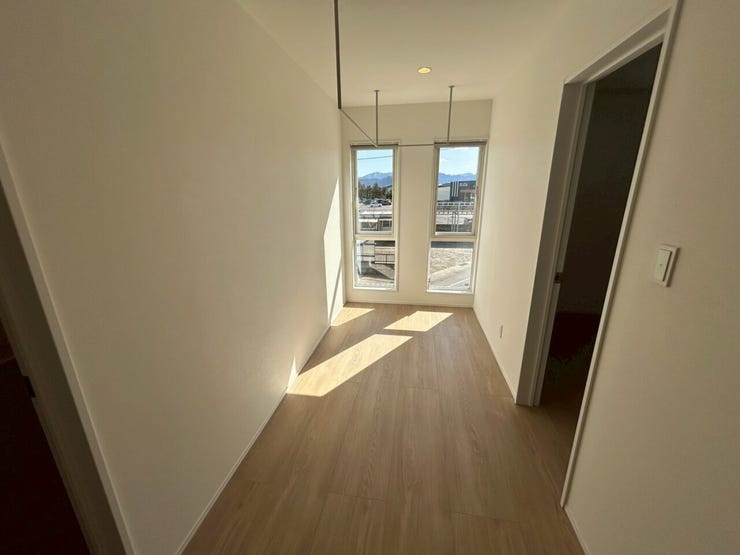 2階踊り場は日当たりがいいので洗濯物を干すスペースとしても大活躍!