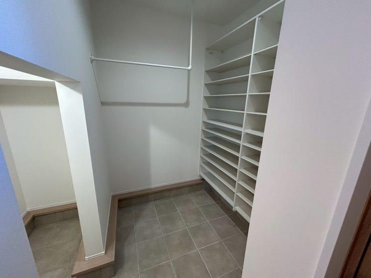 玄関収納たっぷり!
コートやカバンもかけておけます♪