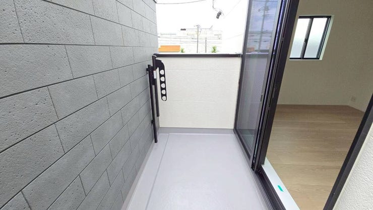 【バルコニー】
南に面したバルコニーは陽当りがよく、洗濯物が乾きやすいです♪
さらにバルコニーの壁が高く設計されているため、人目に付きづらく、洗濯物を干す際のプライバシー保護にもなります♪