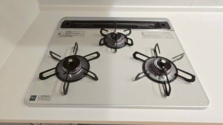 【三口コンロ】
強火、中火、弱火を使い分けて、それぞれに適した調理ができる三口コンロ!
大人数分の料理を手早く準備する際にも便利で、大家族の方やパーティーやイベントのときにも活躍します!