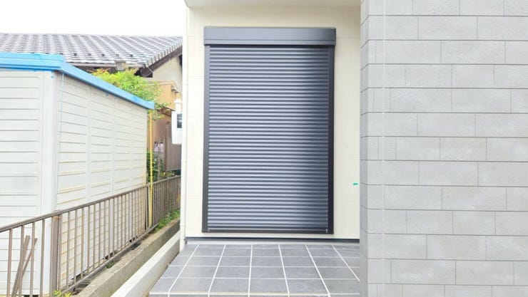 【シャッター付き雨戸】
雨戸とシャッターを組み合わせることで、強風や大雨などの悪天候にもより効果的に対応できます!
また外部からの衝撃や飛来物から家屋を守り、防犯性も向上します♪