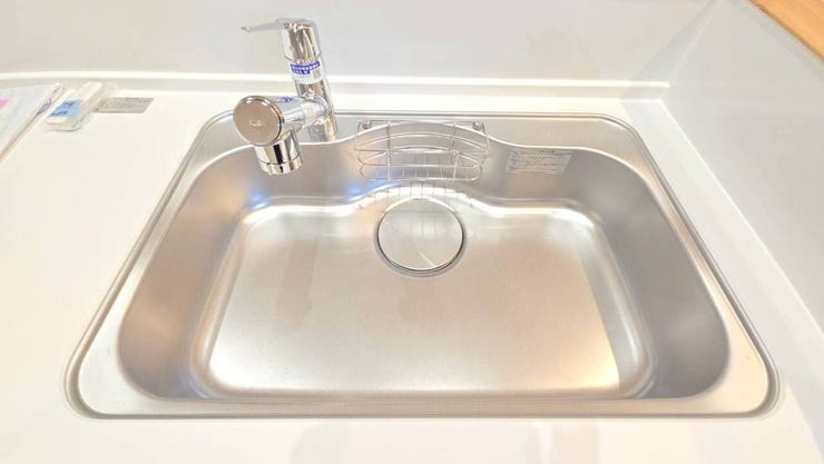 【シンク】
深めの設計のシンクは水撥ねがしづらく、食器類を多く置けるため毎日の洗い物のストレスを軽減します♪
さらに高めの位置に水栓があるため、大きなフライパンやまな板も洗いやすいです♪