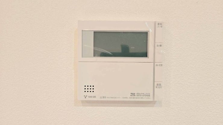【追焚機能】
追焚機能があれば、お湯が冷めてもボタンひとつで温め直すことが出来るため、忙しい家事の合間に使用するなど便利です! 家族の入浴時間がずれてもいつでもあたたかいお風呂に入ることができます♪