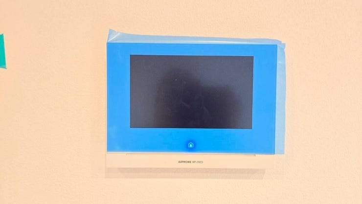【AIPHOME】
インターホン・電気錠連動システムを採用し、来客確認から施錠操作まで室内でスマートに完結!
録画機能や防犯性も備え、毎日の安心と便利さを高める住まいを実現します♪