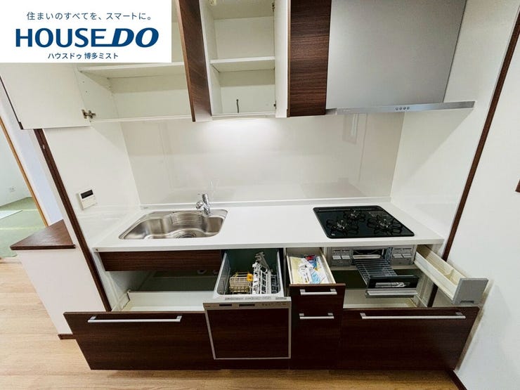 【今日のゴハンは何食べたい?】重たい鍋や大きなフライパンの収納はキッチン下のスライド収納へ。ちょっとした家事の手間を楽にする、家族みんなが使いやすいキッチンです。