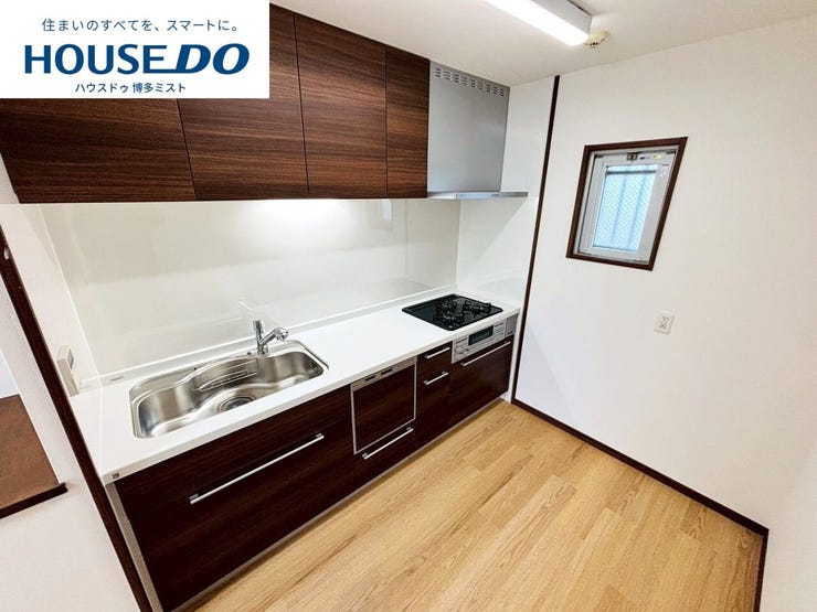 【今日のゴハンは何食べたい?】重たい鍋や大きなフライパンの収納はキッチン下のスライド収納へ。ちょっとした家事の手間を楽にする、家族みんなが使いやすいキッチンです。