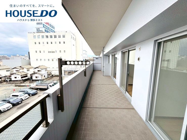 【お洗濯物がなびく、ある晴れた日】優しい光が入るバルコニー。十分な広さがあるので、お布団干しも♪ふかふかのお布団で、疲れを癒します。