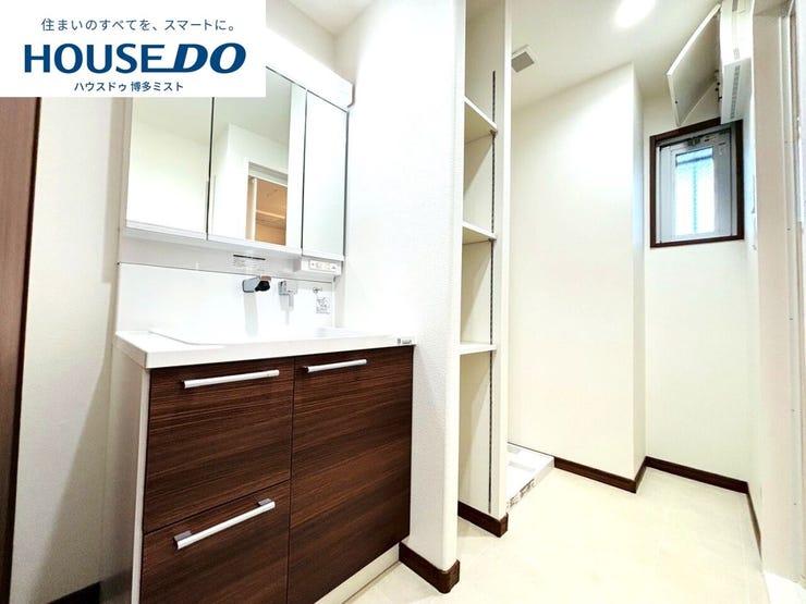 【サクッと準備して、さぁ行こう!】引き出しや3面鏡裏などの収納がたっぷりあるので、出したままにしたくないドライヤーや化粧品類などの生活感が出るものが片付きます。