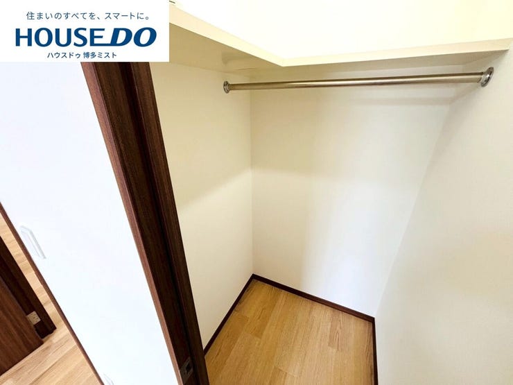 【欲しいところの収納力】実際に生活することを考え、お部屋の収納を重視しました。かさばる季節の衣類や大きなキャリーバッグもラクラク収納♪