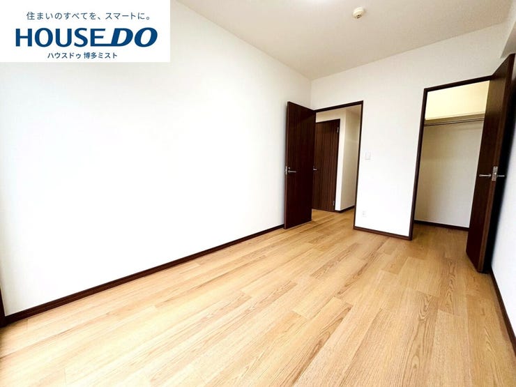 【プライベートルームの過ごし方】ベッドや机などの家具を置いてもゆとりある広さ。何にも邪魔されたくない一番のプライベート空間だから、過ごしやすさは大切にしたい・・・。