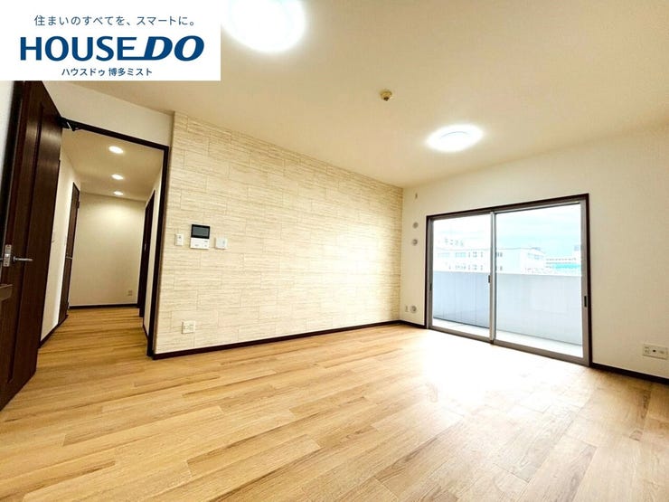 【家族の時間、穏やかな空間】家族が集まるリビングは床や壁をシンプルなテイストに。居心地が良いから自然と集まり、特別なことはしないけど、家族といる安心感は大切♪