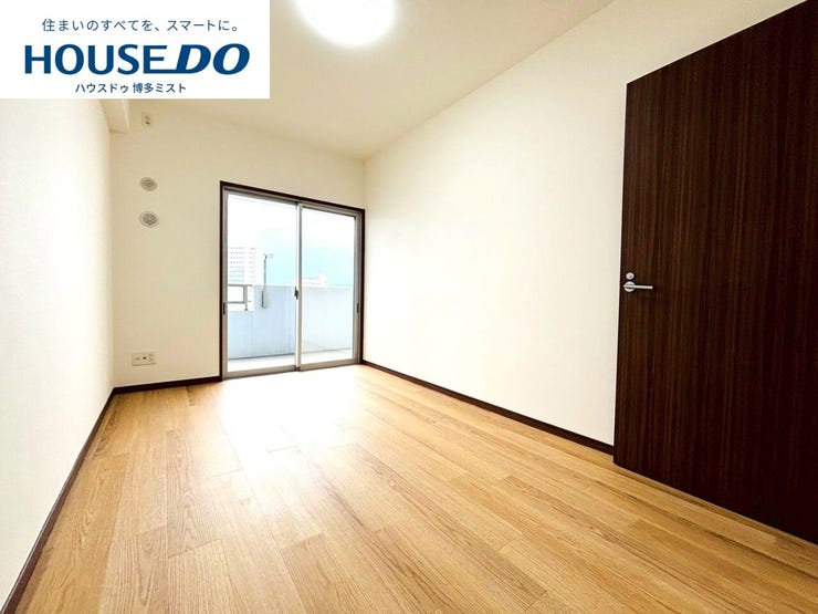 【プライベートルームの過ごし方】ベッドや机などの家具を置いてもゆとりある広さ。何にも邪魔されたくない一番のプライベート空間だから、過ごしやすさは大切にしたい・・・。