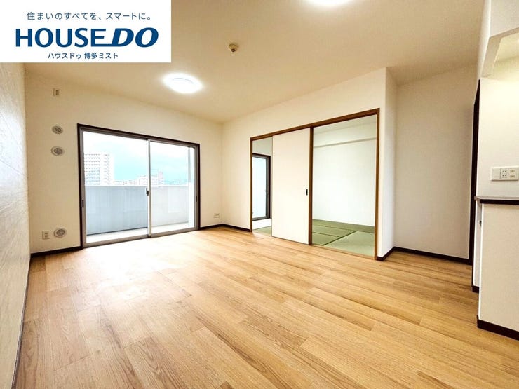 【家族のいやし時間】穏やかな光が入るリビング。忙しい毎日だからこそ、家族と過ごす時間は大切。家族みんなが快適なリビングだから、忙しい朝も、くつろぎの夜も、楽しい時間が過ごせます。