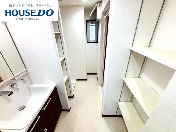 【家族みんなの使いやすさ】お手入れしやすく使いやすい3面鏡付きの洗面台。収納スペースも広く、洗剤や掃除道具をたっぷりと収納できます。