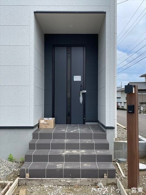 【玄関ポーチ】