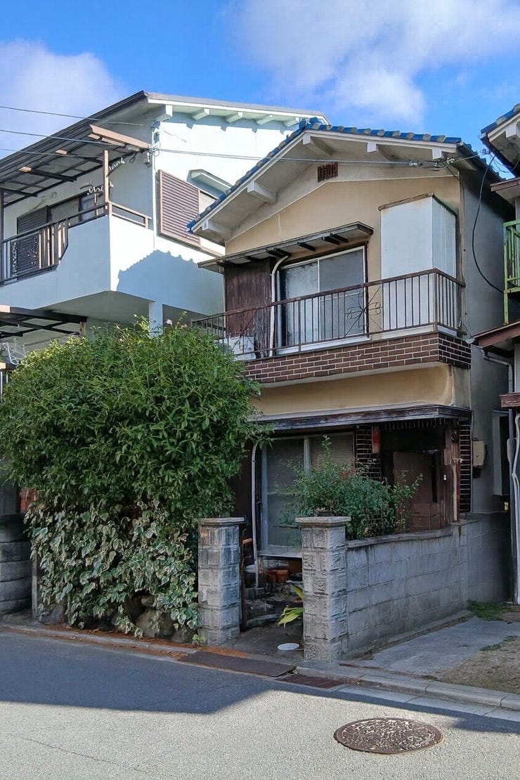 【外観】
現況:古家あり
生鮮スーパー徒歩4分、児童遊園徒歩1分、小学校徒歩8分のうれしい立地です。