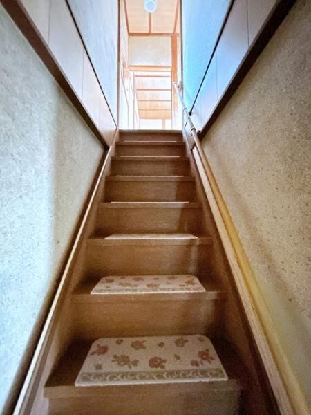 【リフォーム中】階段です。壁の塗装、踏板と天井のクリーニング、照明交換を行います。