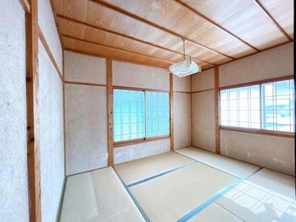 【リフォーム中】2階6帖和室。洋室に変更予定です。床のクッションフロア張替、壁の塗装、天井のクロス張替、照明交換を行います。