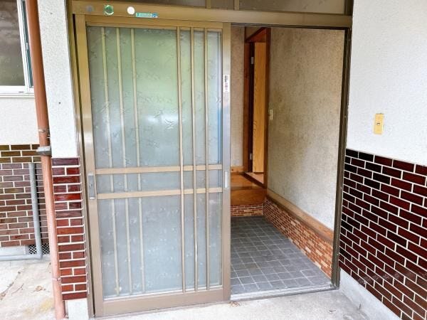 【リフォーム中】玄関外観です。引き戸交換予定です。床のクリーニング、壁と天井の塗装を行います。