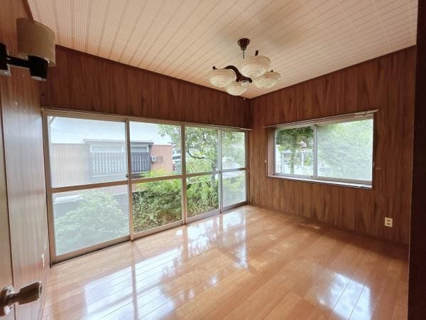 【リフォーム中】1階洋室です。床のクッションフロア張替、壁の塗装、天井のクロス張替、照明交換を行います。将来的に2階に上がるのが面倒になった際も、1階に生活の拠点を置けそうです。