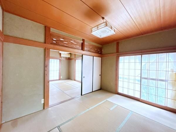 【リフォーム中】1階北西側6帖和室です。壁を新設し、床のクッションフロア張替、壁の塗装、天井のクリーニング、建具交換、照明交換を行います。