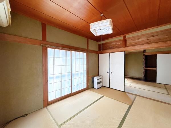 【リフォーム中】1階南東側6帖和室別アングルです。照明交換、襖の撤去を行います。