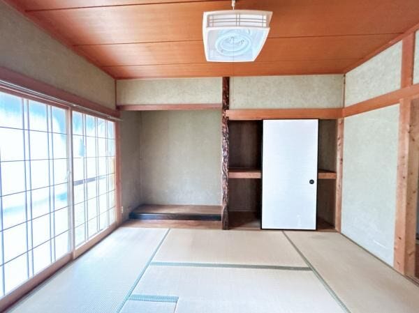 【リフォーム中】1階北西側6帖和室には床の間と押入があります。