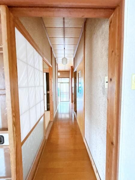 【リフォーム中】1階廊下です。床のクッションフロア張替、壁と天井の塗装、照明交換を行います。