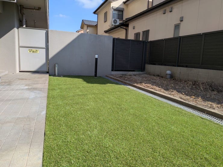 ◆お庭に人工芝が敷いてあるので、草が生える事もほぼ無く、お手入れが楽です。テーブルやイスを置いて、ピクニック気分も味わえますね♪