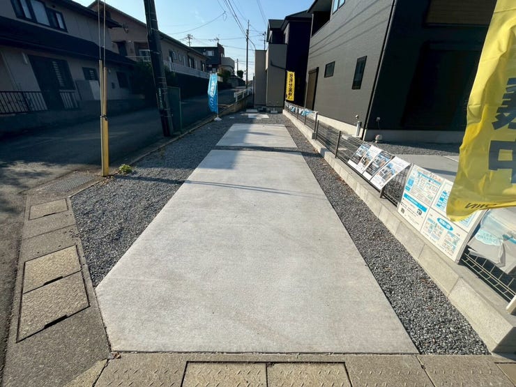 1号棟への道路からの入口