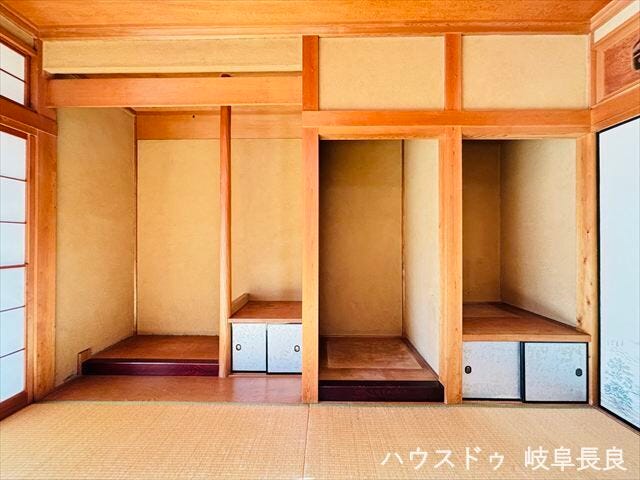 ≪1F8帖和室≫
掛け軸や生け花、置物などを飾ることで、季節感や家の格を表現できますね。