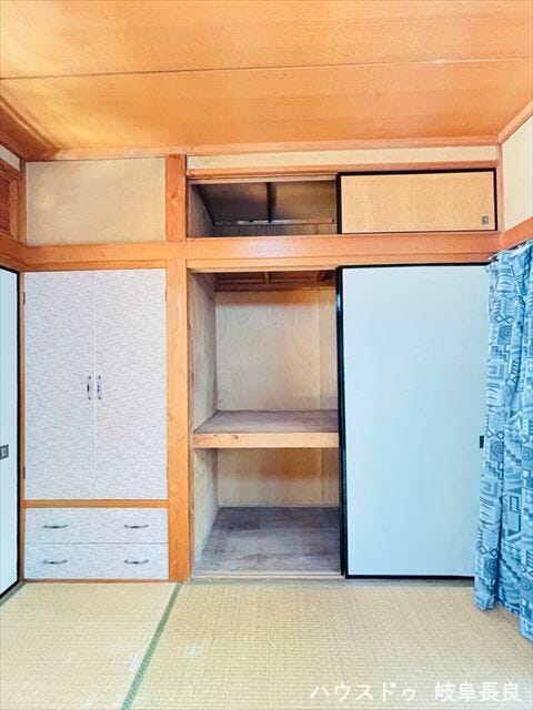 ≪1F6帖和室≫
押入れ収納は奥行きがあるので、衣装ケースや突っ張り棒を使って空間を有効活用できます!