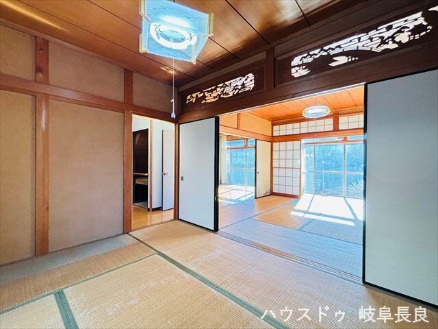 ≪1F6帖≫
南側和室と隣接しており間仕切りを開放すれば広々おもてなしスペースに。ちょっと横になったり、洗濯物をたたんだり多目的に使えます。