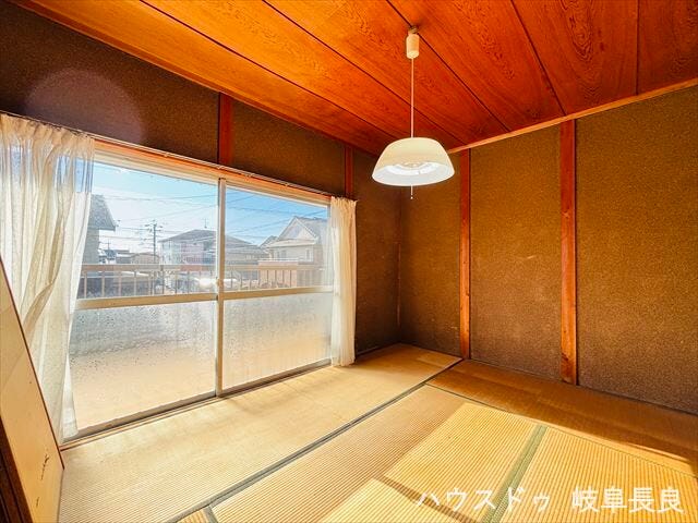 ≪2F6帖西側≫
北側和室と隣接しており間仕切りを開放すれば広々スペースに。