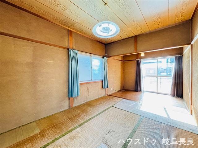 ≪2F6帖東側≫
採光の良い和室はのんびりと寛げる空間