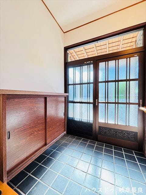 よく光を通すガラスがふんだんに使われている玄関扉なので大変明るい玄関となっています。