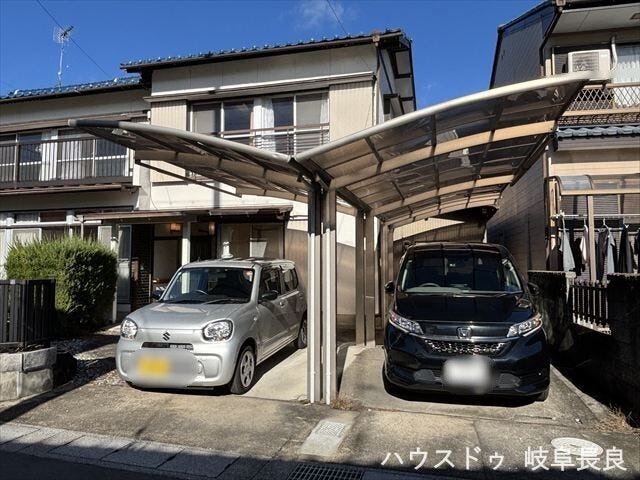 普通車2台並列駐車が可能です。カーポートがあり、車を雪や雨・紫外線などから守ってくれます。
