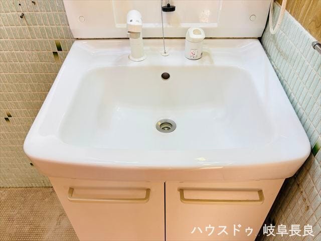 ≪洗面台≫
シャワー付洗面化粧台♪洗髪や手洗い洗濯に加え、洗面台のお掃除もしやすくとても便利です♪