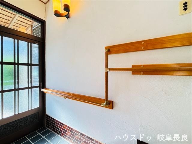 ≪手すり≫
玄関には手すりがついているので、お子様の昇降も安心・安全です。