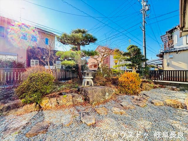 敷地内に設けられた坪庭が、四季折々の風景と癒しの空間を演出。静かで落ち着いた住環境を実現します。